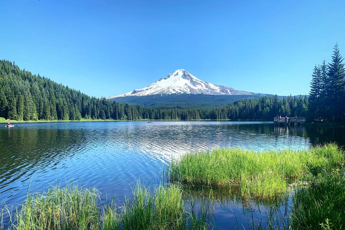Mountain and lake landscape in Southern Oregon